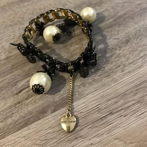 Betsy Johnson pearl and bow bracelet